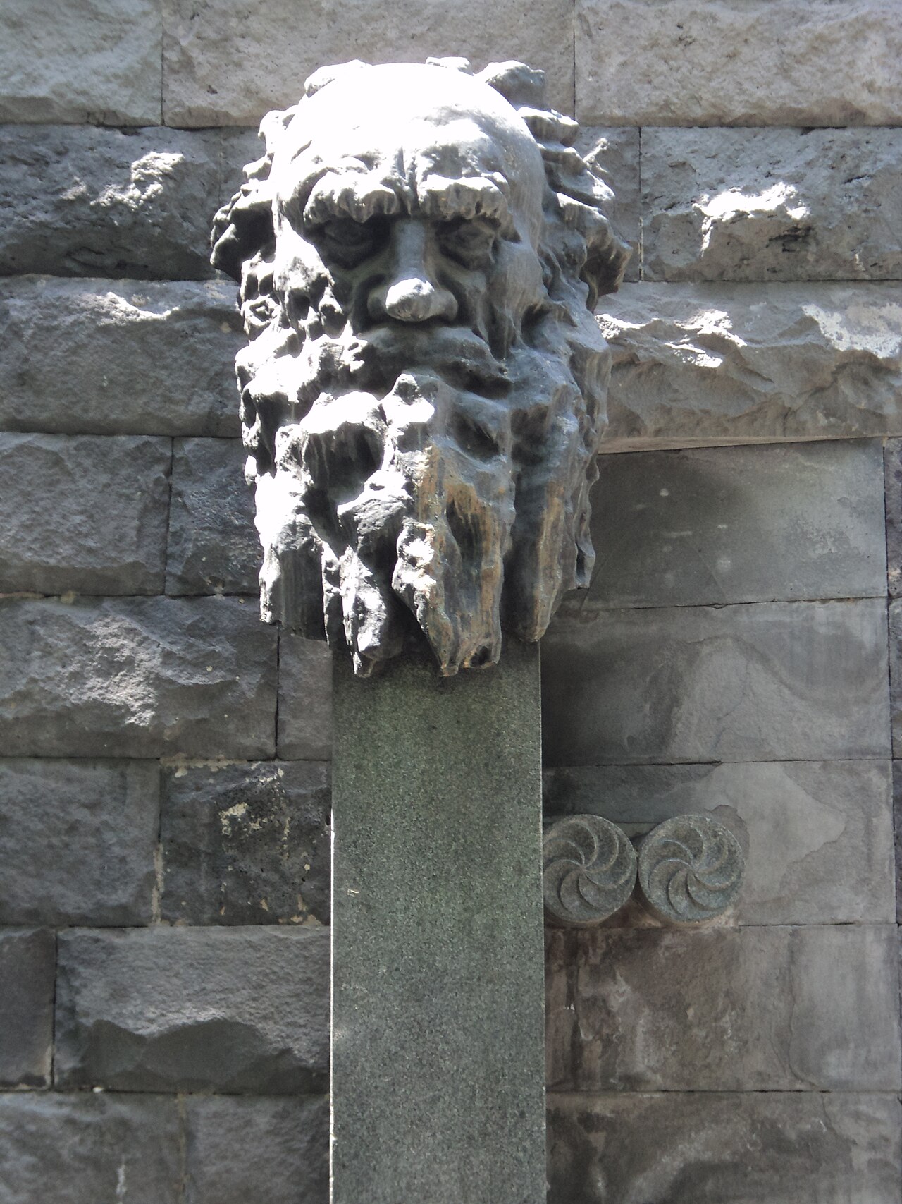 Una fotografia di Lev Tolstoy's bust
