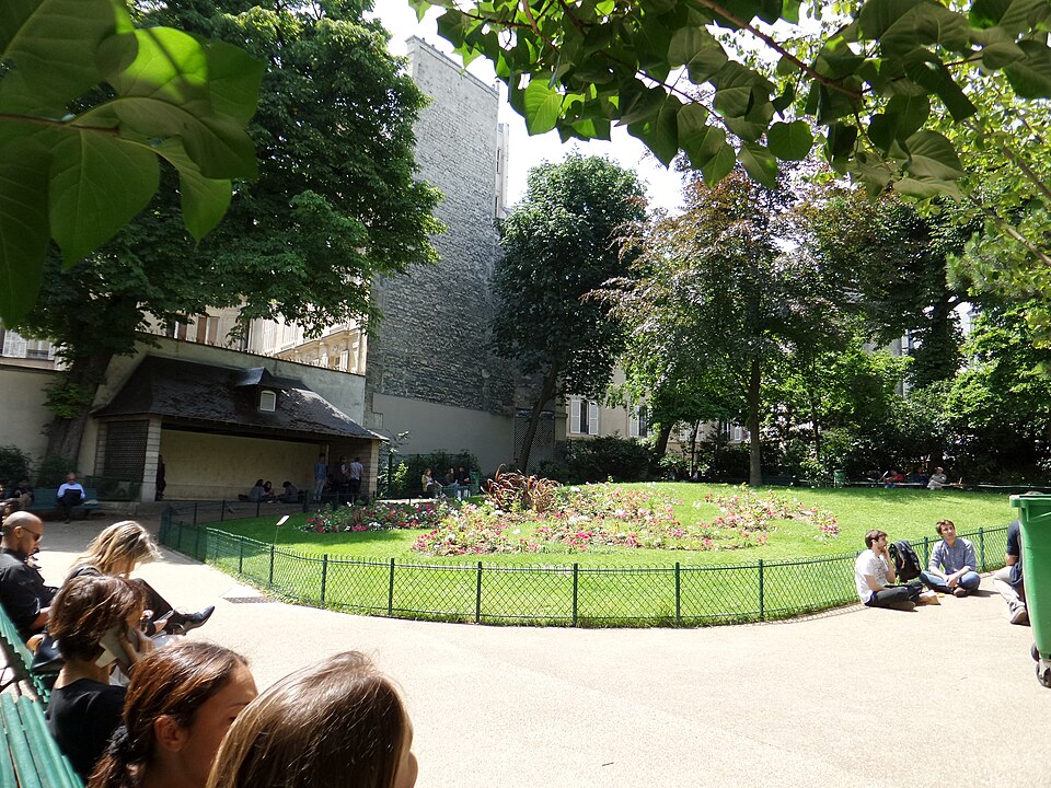 A photograph of square Alex-Biscarre