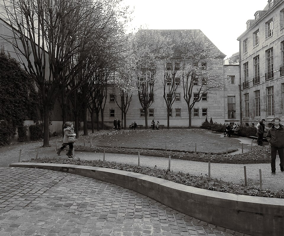 A photograph of Jardin de l'Hôtel-Lamoignon - Mark-Ashton