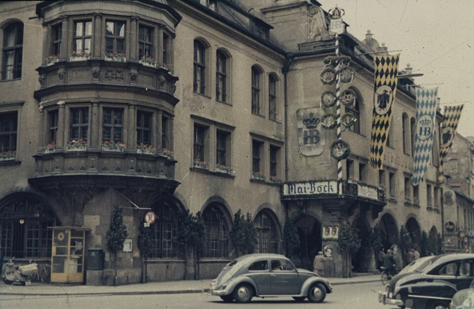 A photograph of Hofbräuhaus am Platzl