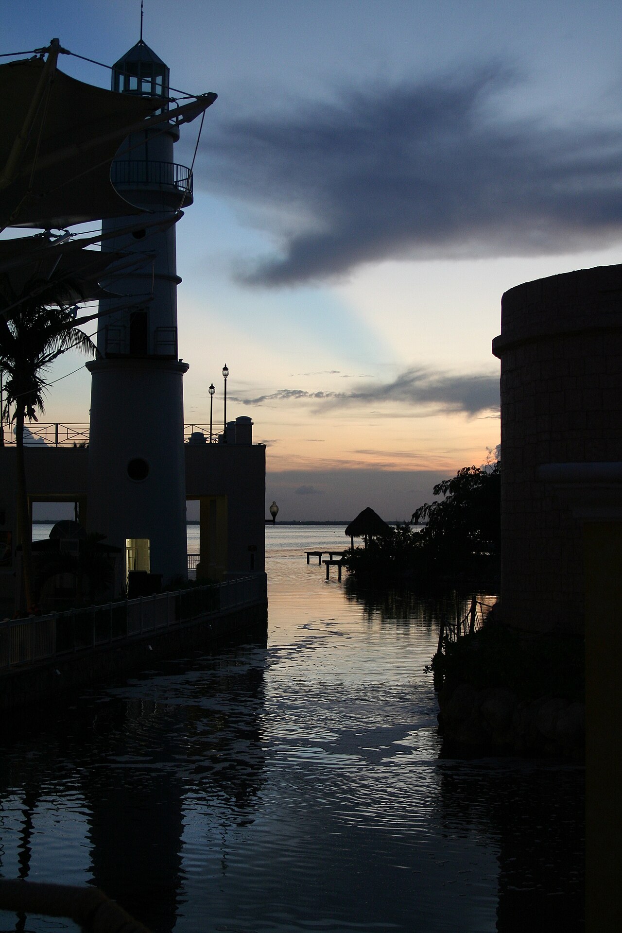 Plaza la Isla. Atardecer al lado del muelle