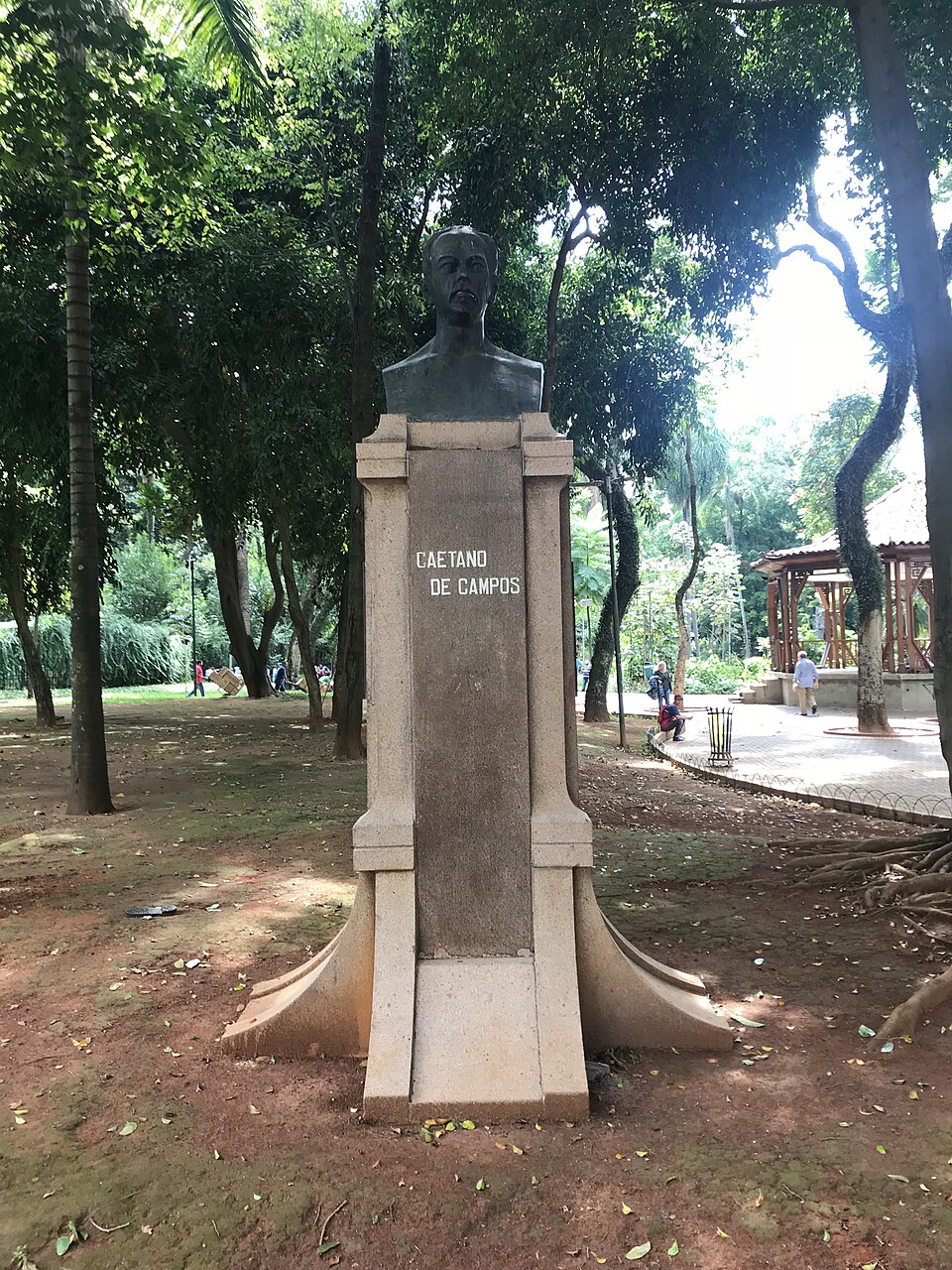 A photograph of Totem a Bernardino de Campos et al.