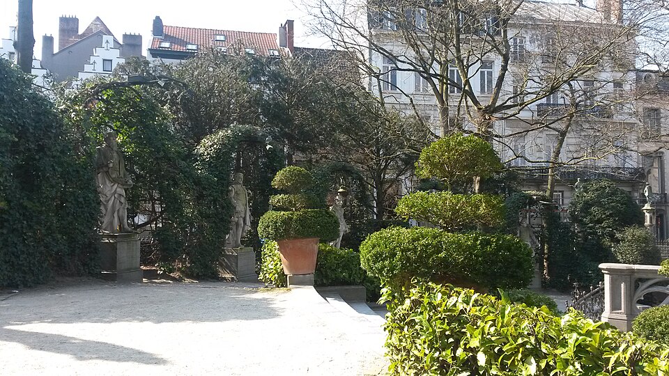 A photograph of Square du Petit Sablon - Kleine Zavelsquare