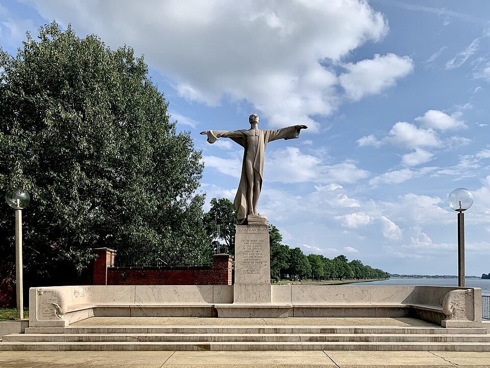 A photograph of Titanic Memorial