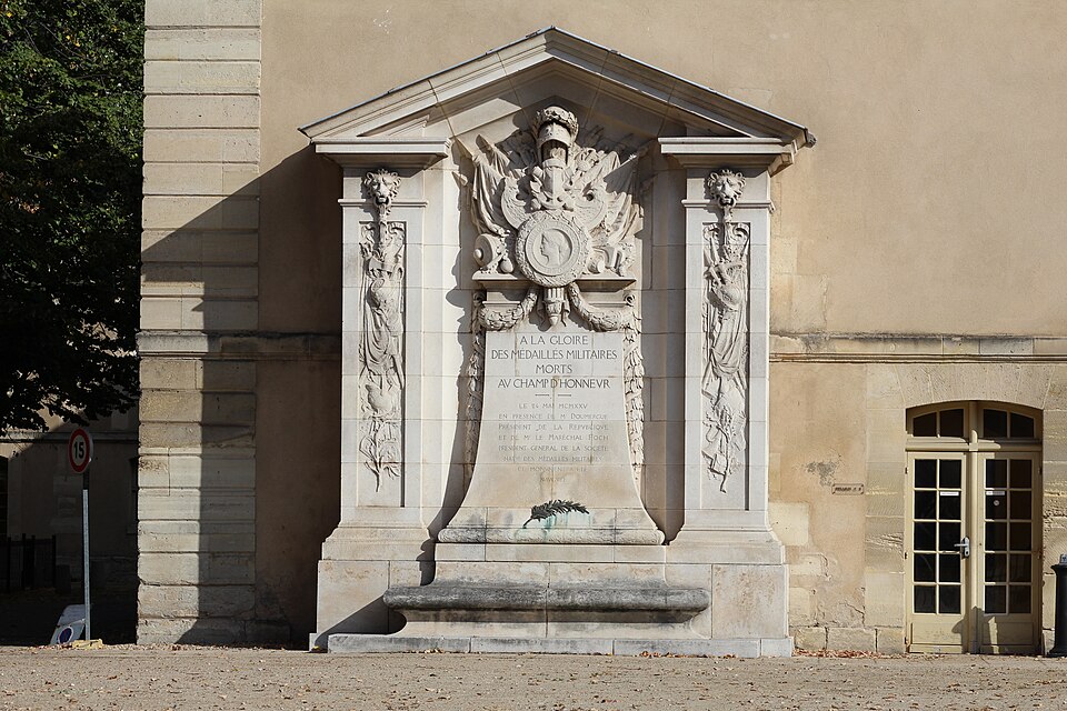 A photograph of monument aux médaillés militaires