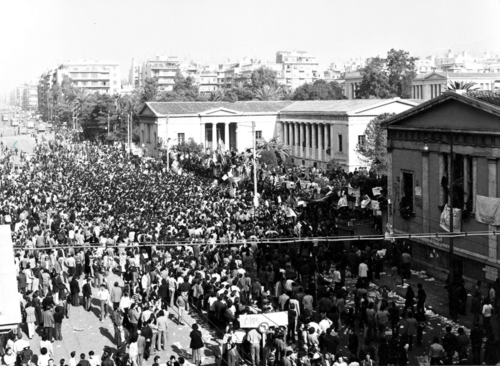 Κατεστραμμένη πύλη του Πολυτεχνείου