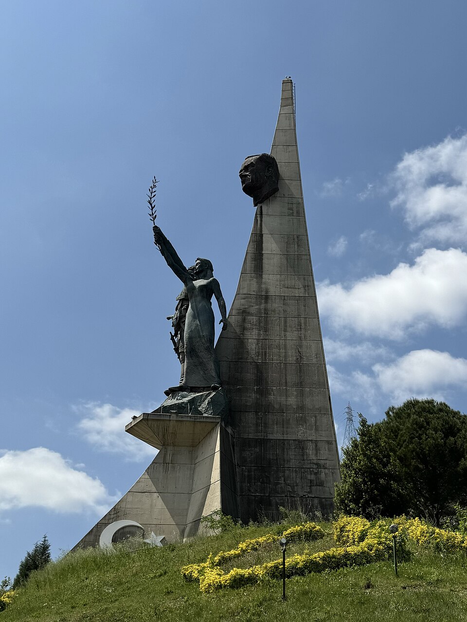 A photograph of Kuva-yi Milliye and the Republic Monument