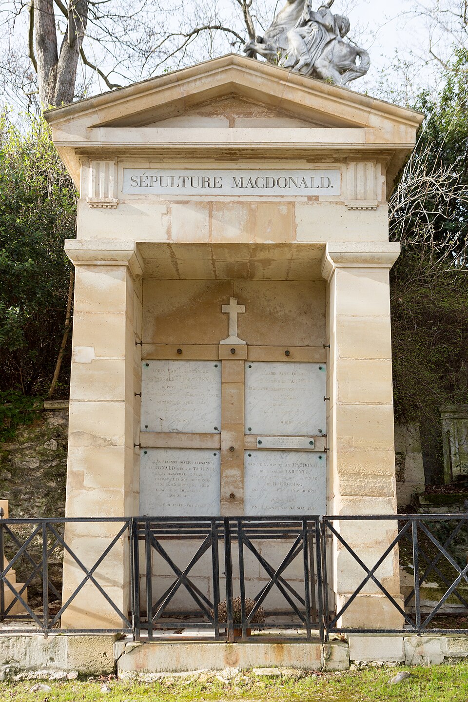 A photograph of Grave of Macdonald