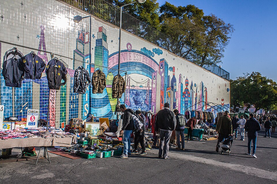 A photograph of Feira da Ladra