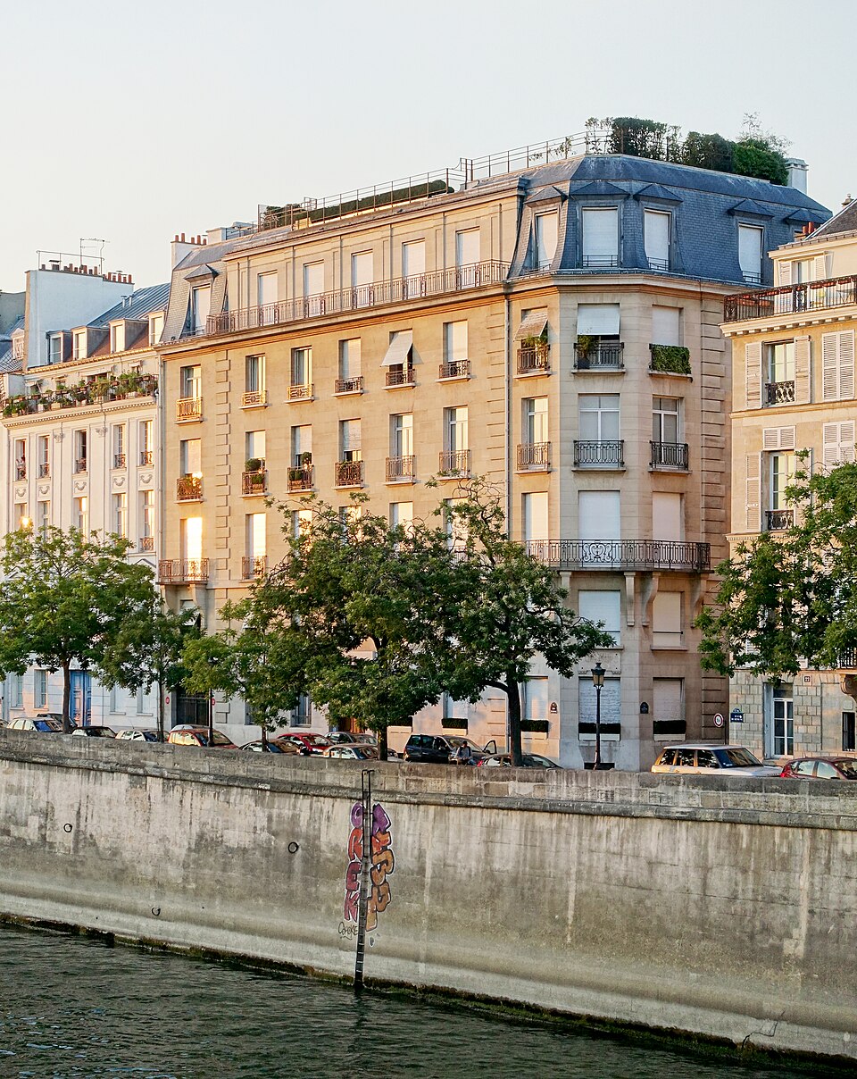 A photograph of building at 24 quai de Béthune