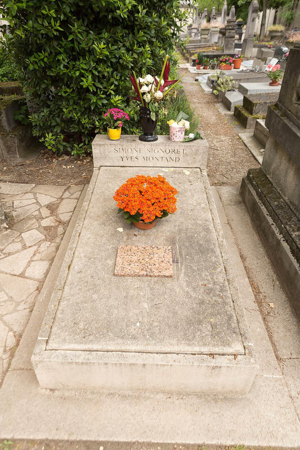 A photograph of grave of Yves Montand and Simone Signoret