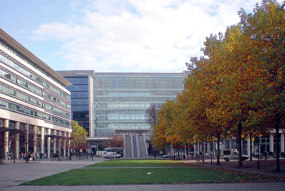 A photograph of place des Vins-de-France