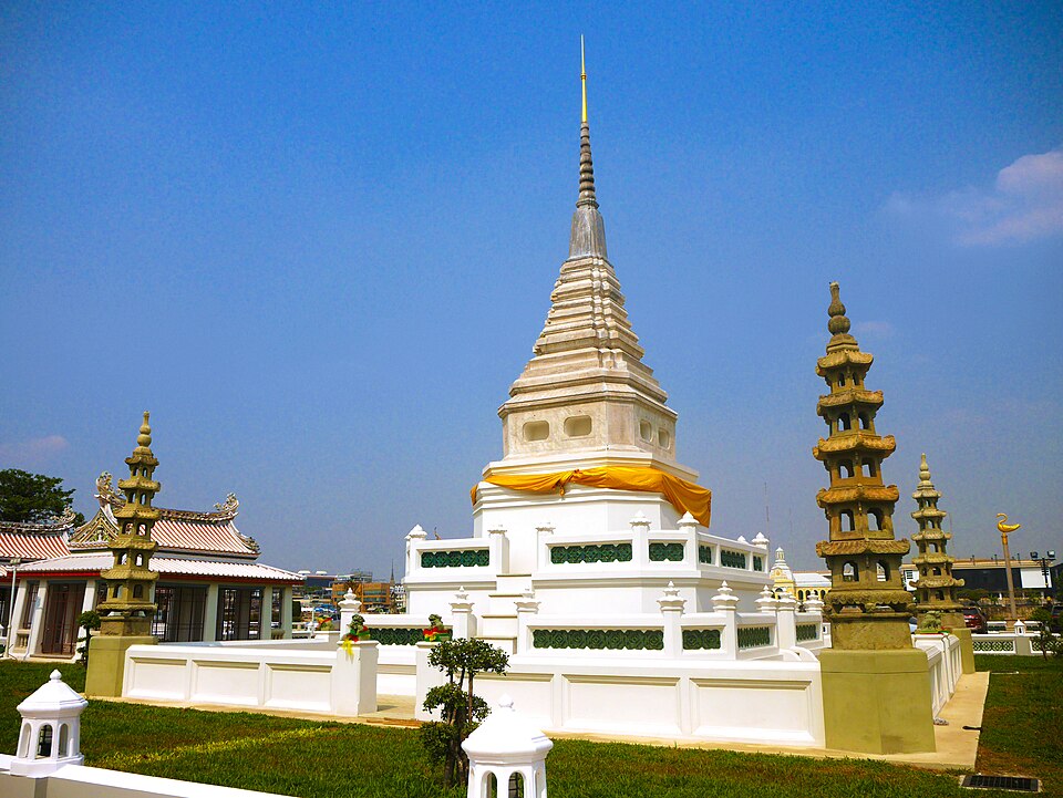 A photograph of Wat Kalayanamitr