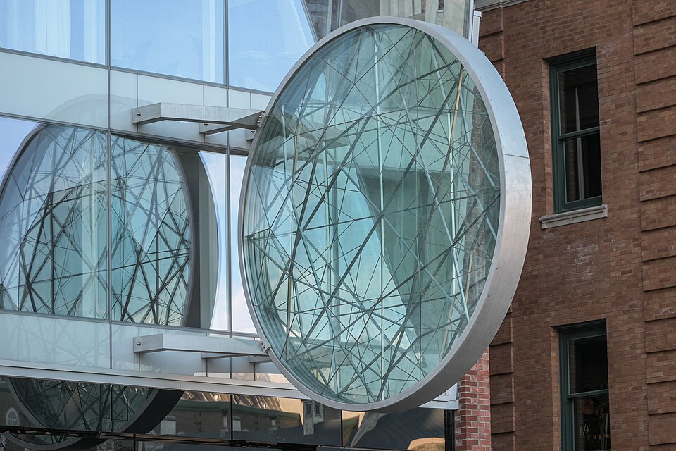 A photograph of Le Diamant