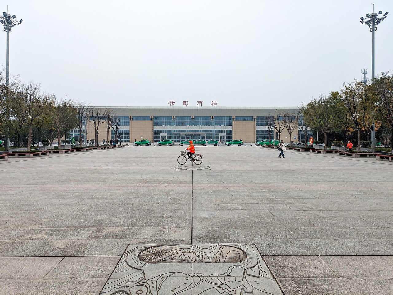 杨陵南站站前广场