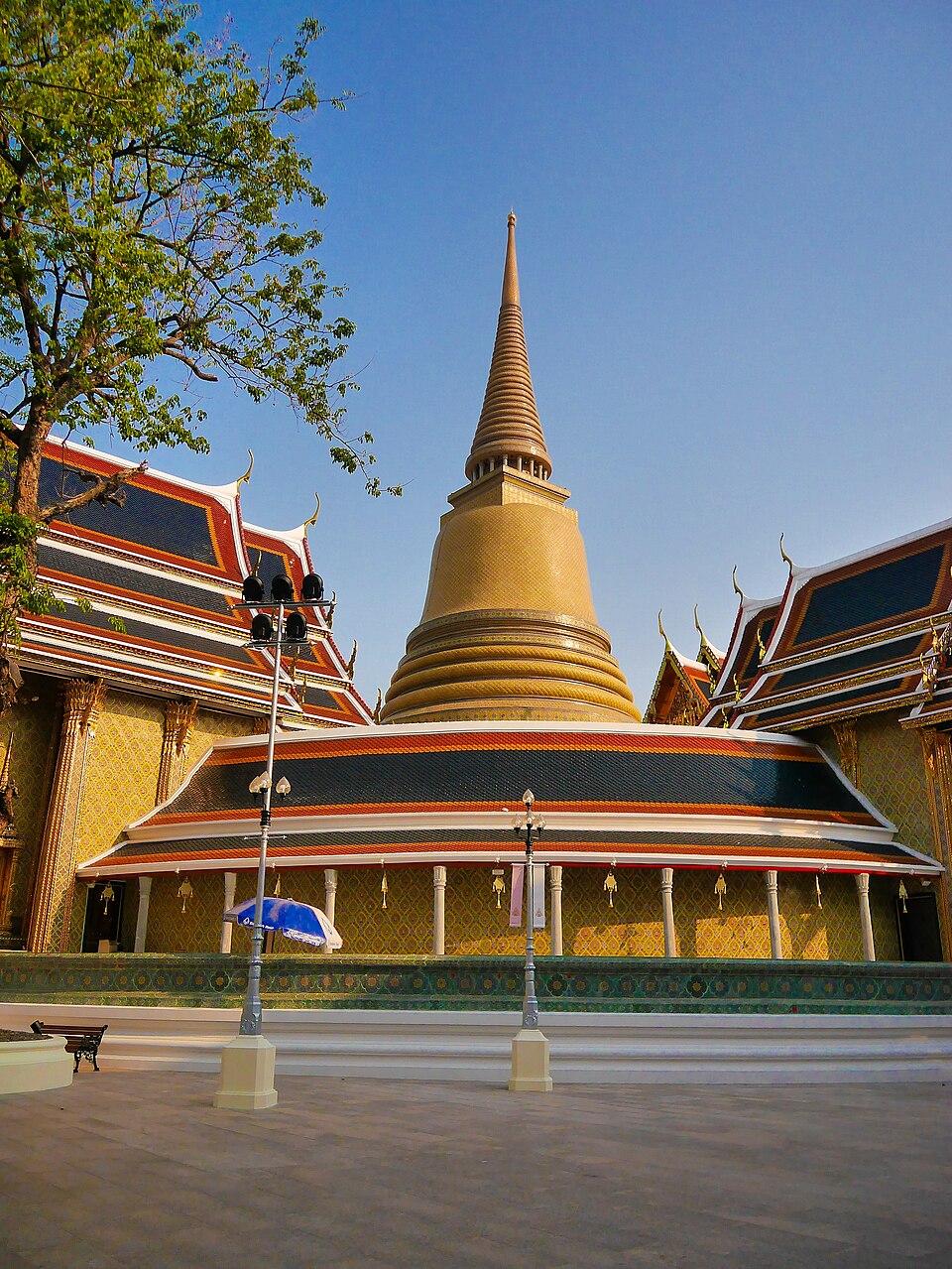A photograph of Wat Ratchabophit