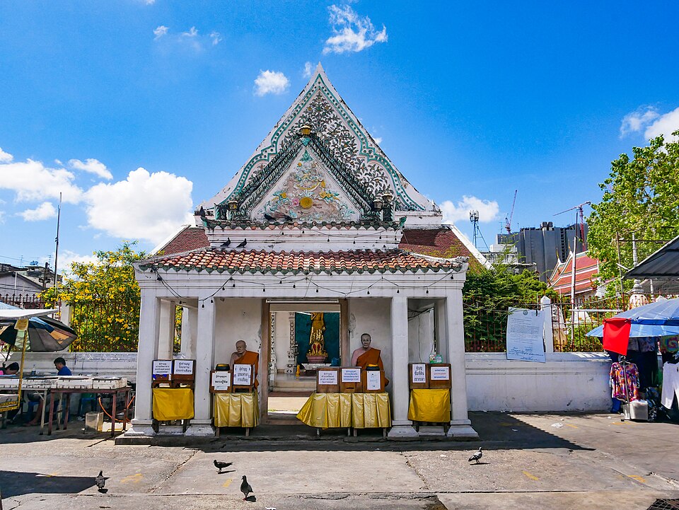 A photograph of Wat Ratchakhrue