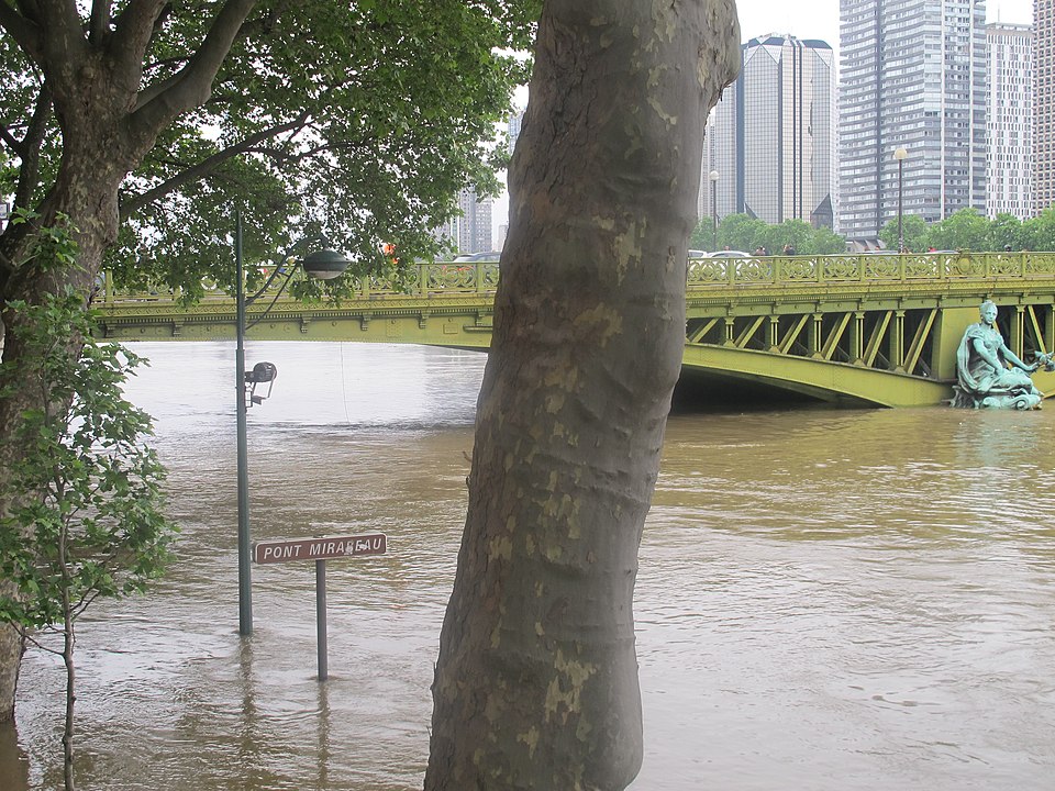 A photograph of Pont Mirabeau