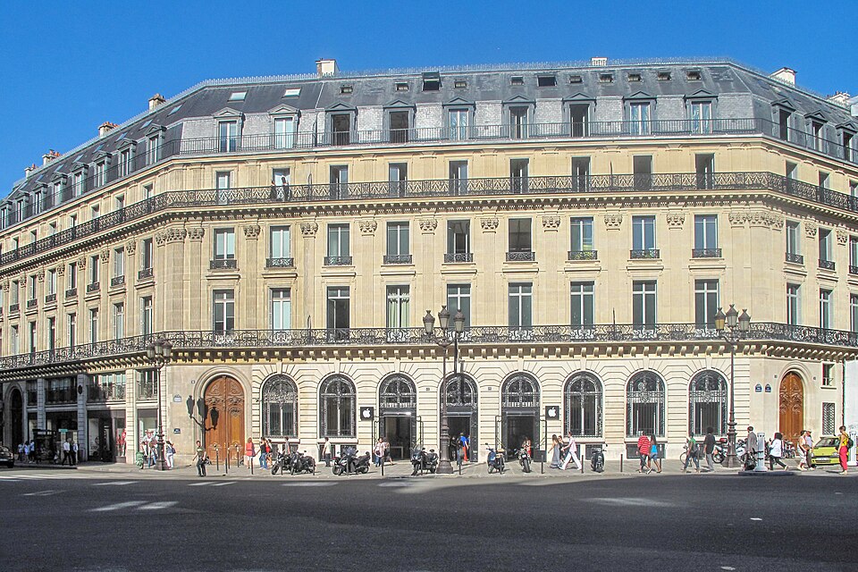 A photograph of Apple Opéra