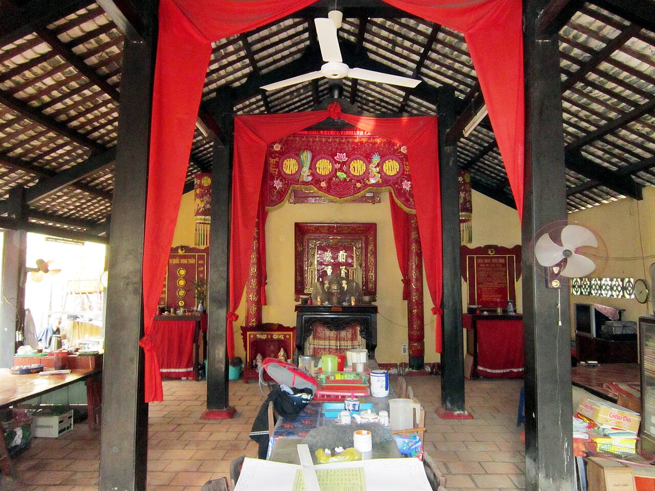 A photograph of đình Hoà Bình