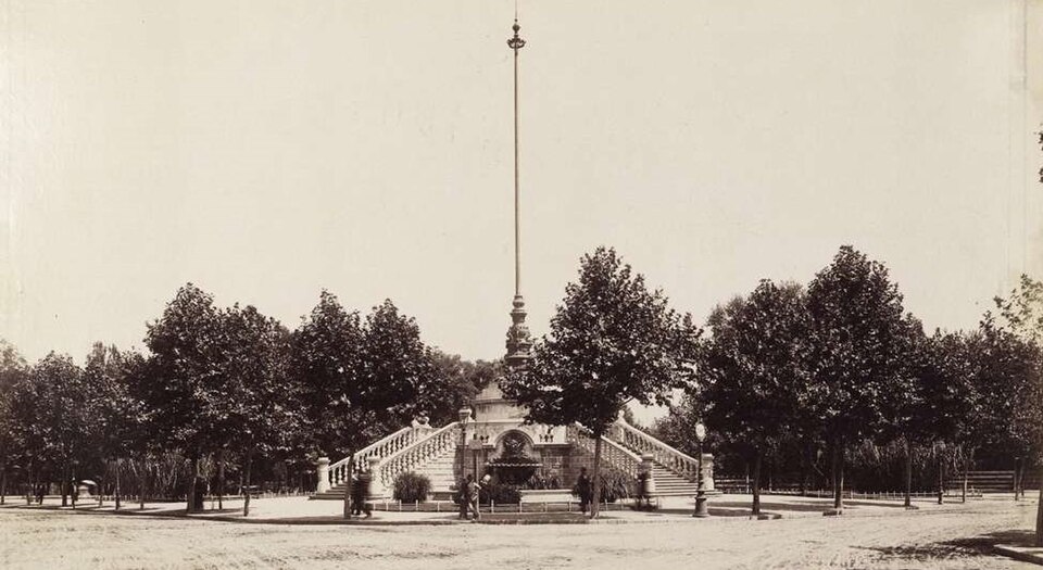A photograph of Heroes' Square