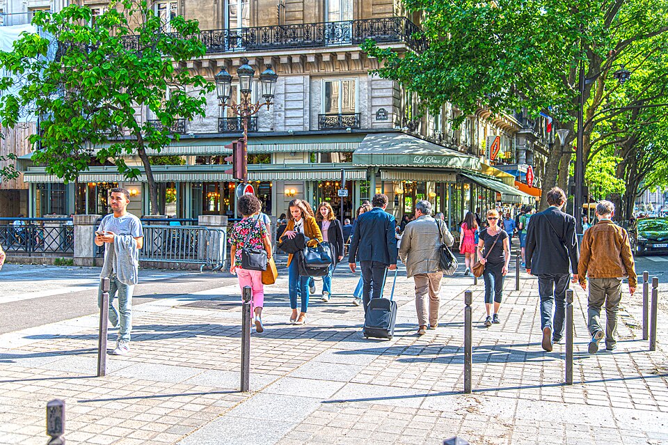 A photograph of Les Deux Palais