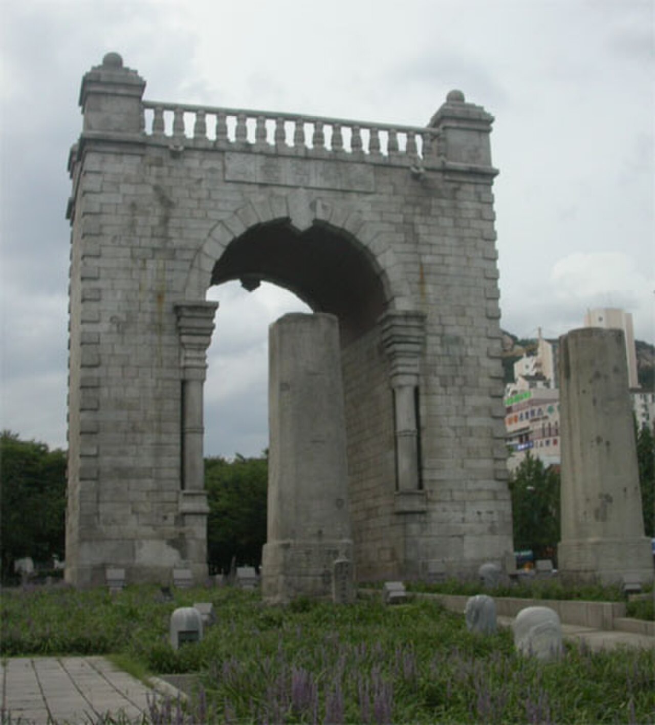 Uma fotografia de Independence Gate