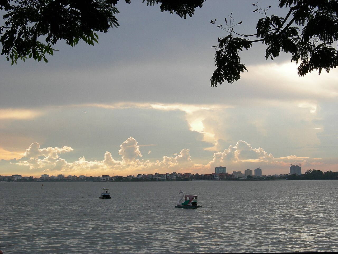 صورة West Lake