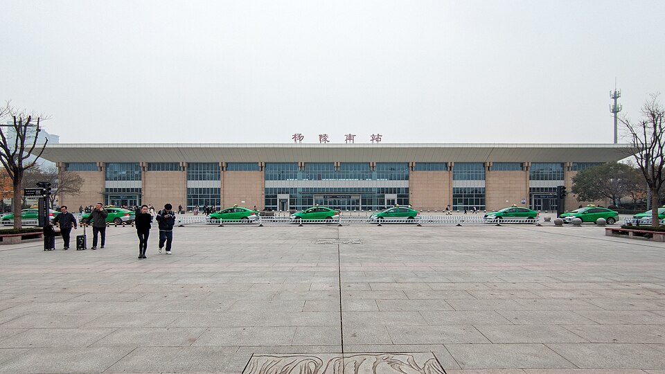 A photograph of 杨陵南站站前广场