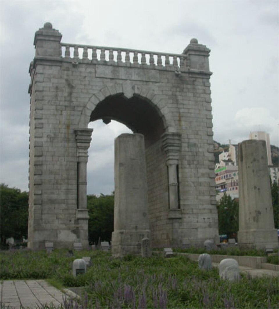 A photograph of Independence Gate