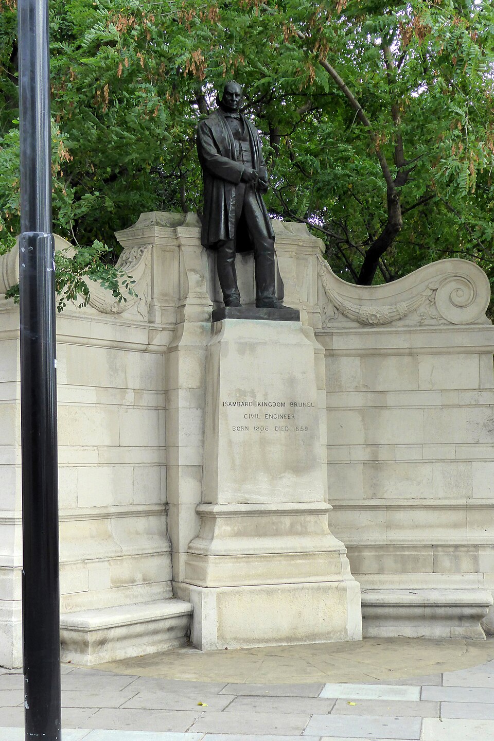 A photograph of Statue of Isambard Kingdom Brunel