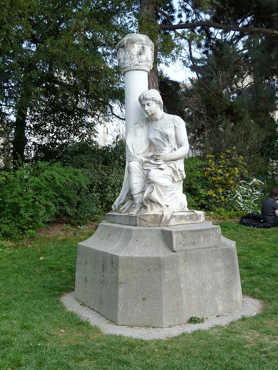 A photograph of Monument to Gabriel de Mortillet
