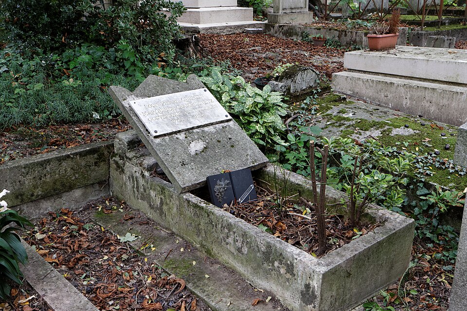 A photograph of Grave of Champcenetz