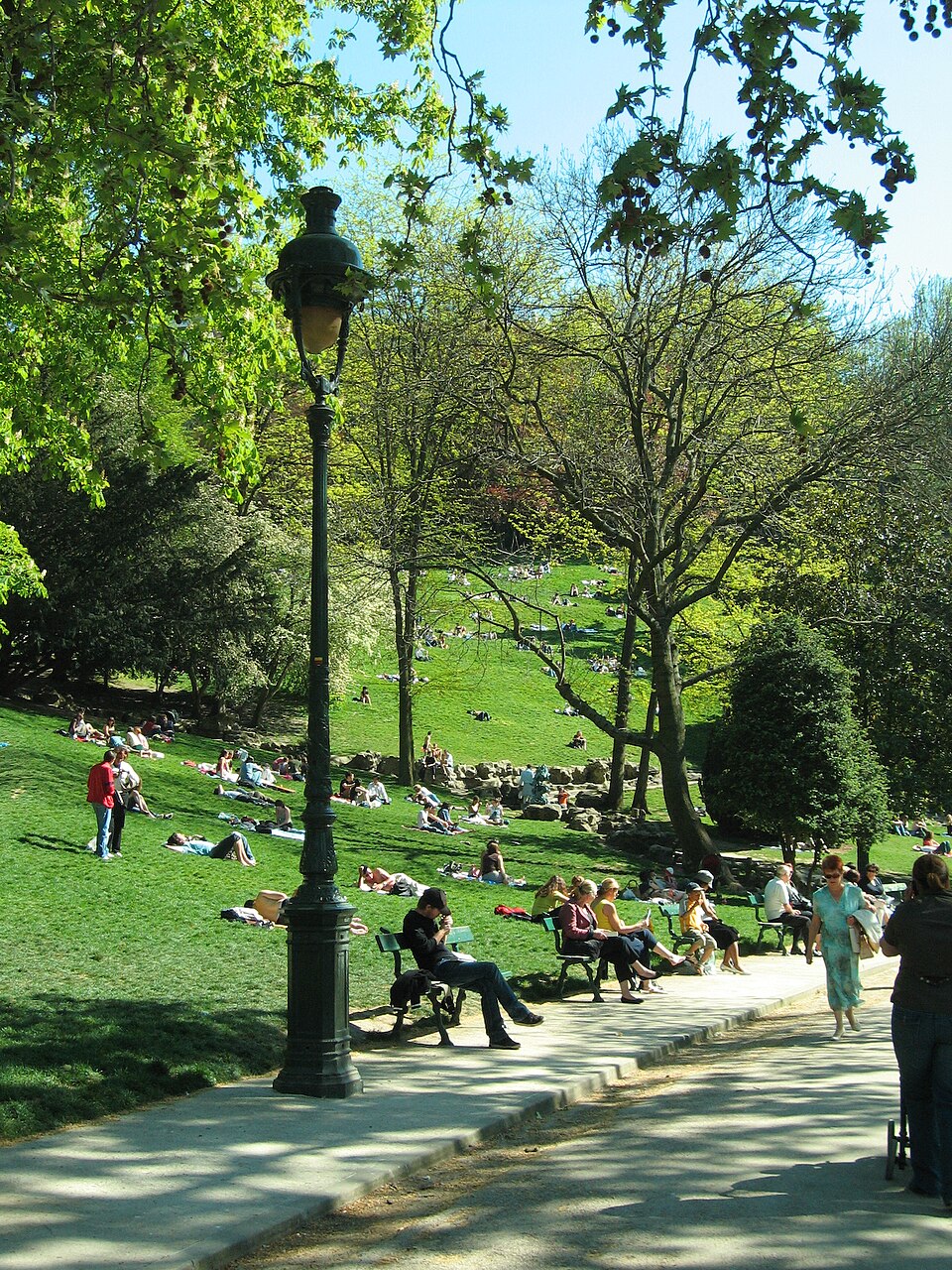 A photograph of parc des Buttes-Chaumont