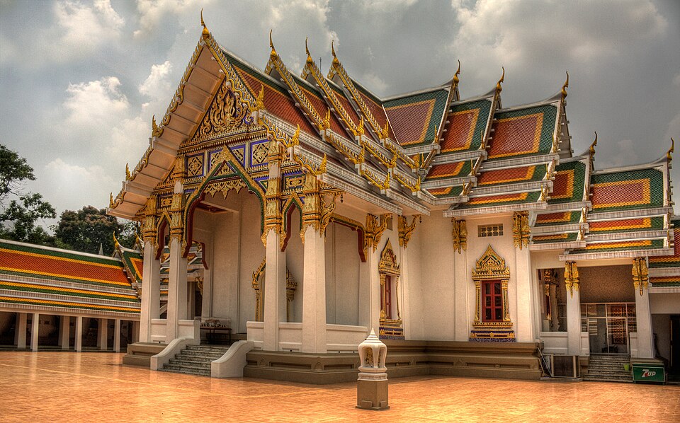 A photograph of Wat Phra Si Mahathat
