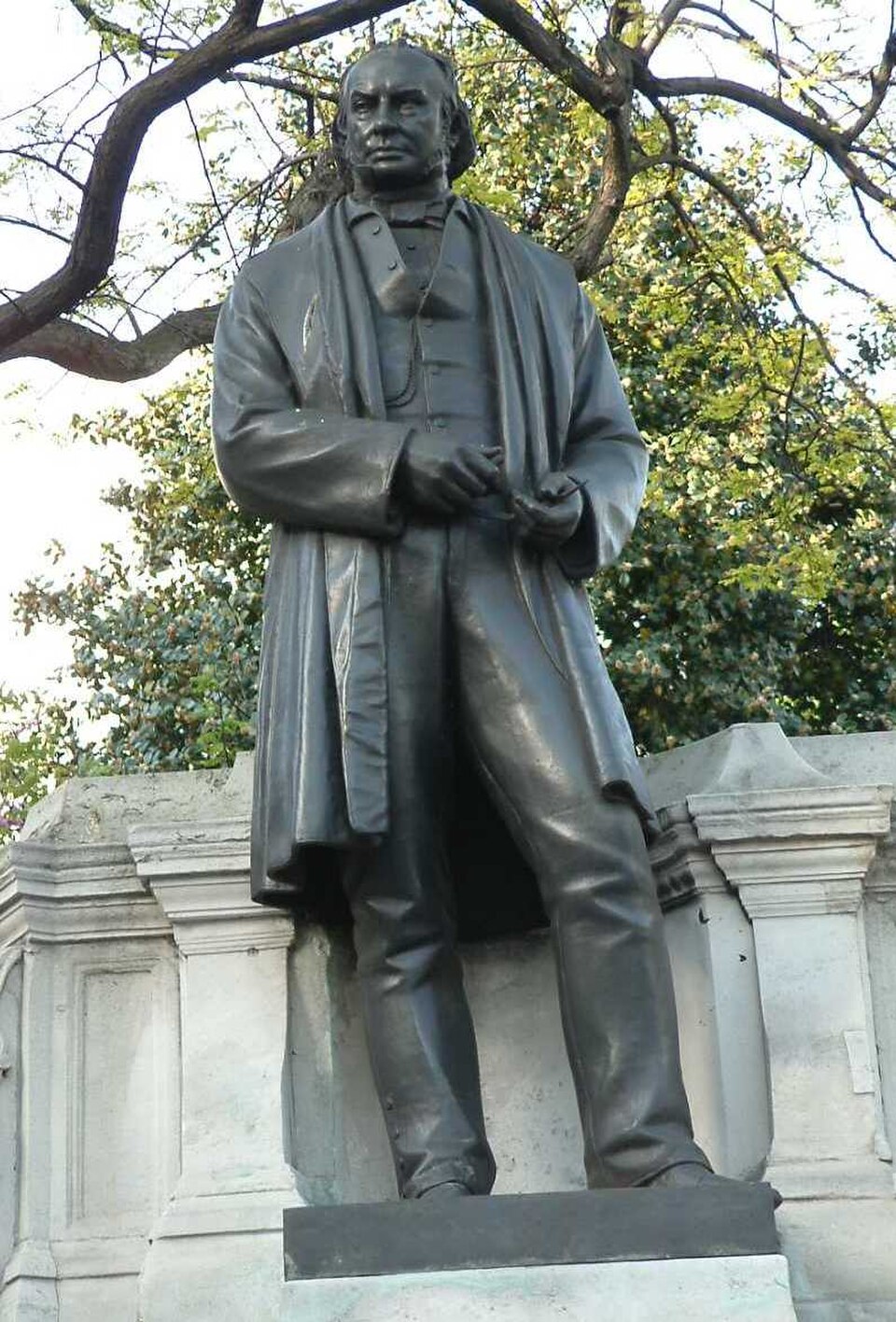 A photograph of Statue of Isambard Kingdom Brunel