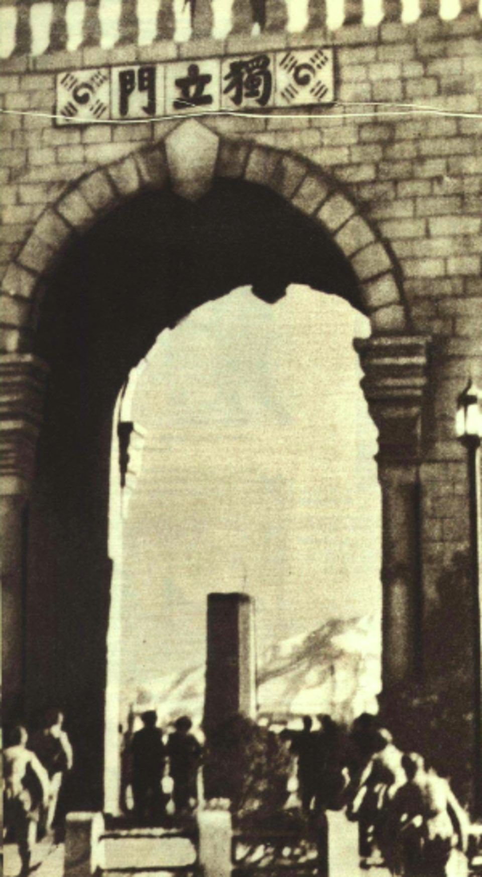 A photograph of Independence Gate