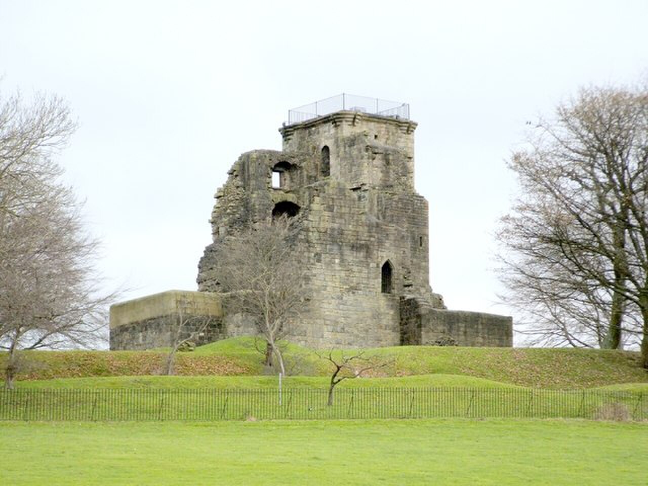 Crookston Castle の写真