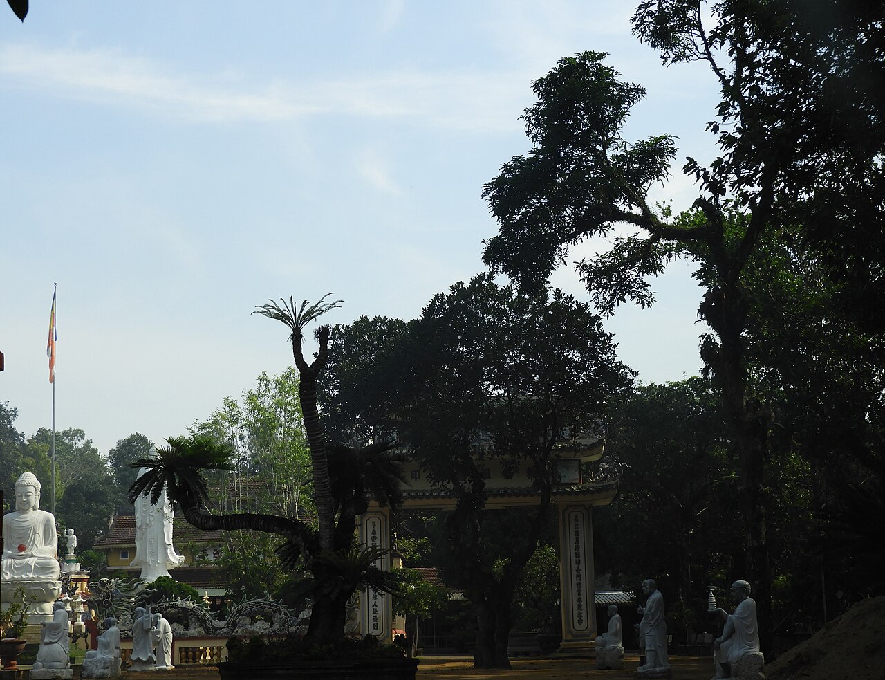 A photograph of Thiên An Pagoda (Chua Thiên An)