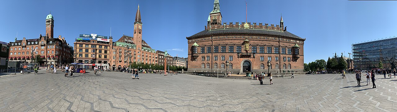 Una fotografia di City Hall Square