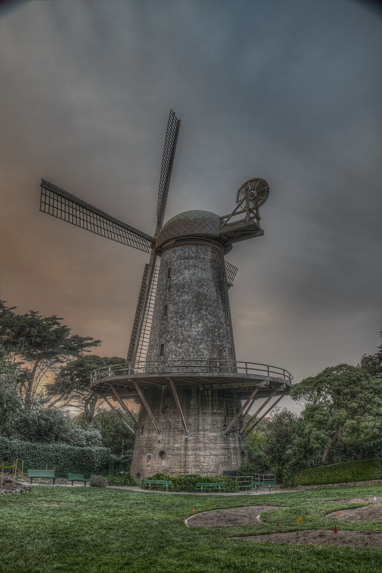 Dutch Windmill의 사진