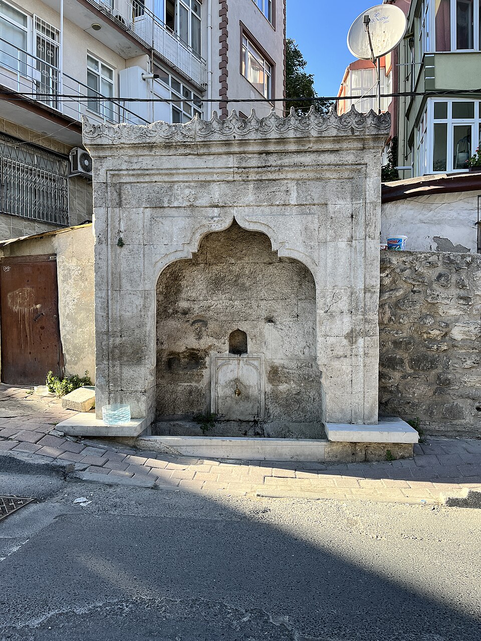 A photograph of Arpa Emini Fountain