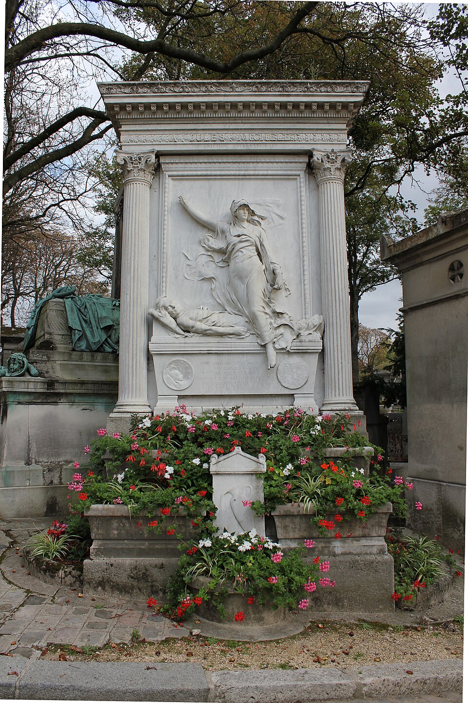 A photograph of Grave of Michelet
