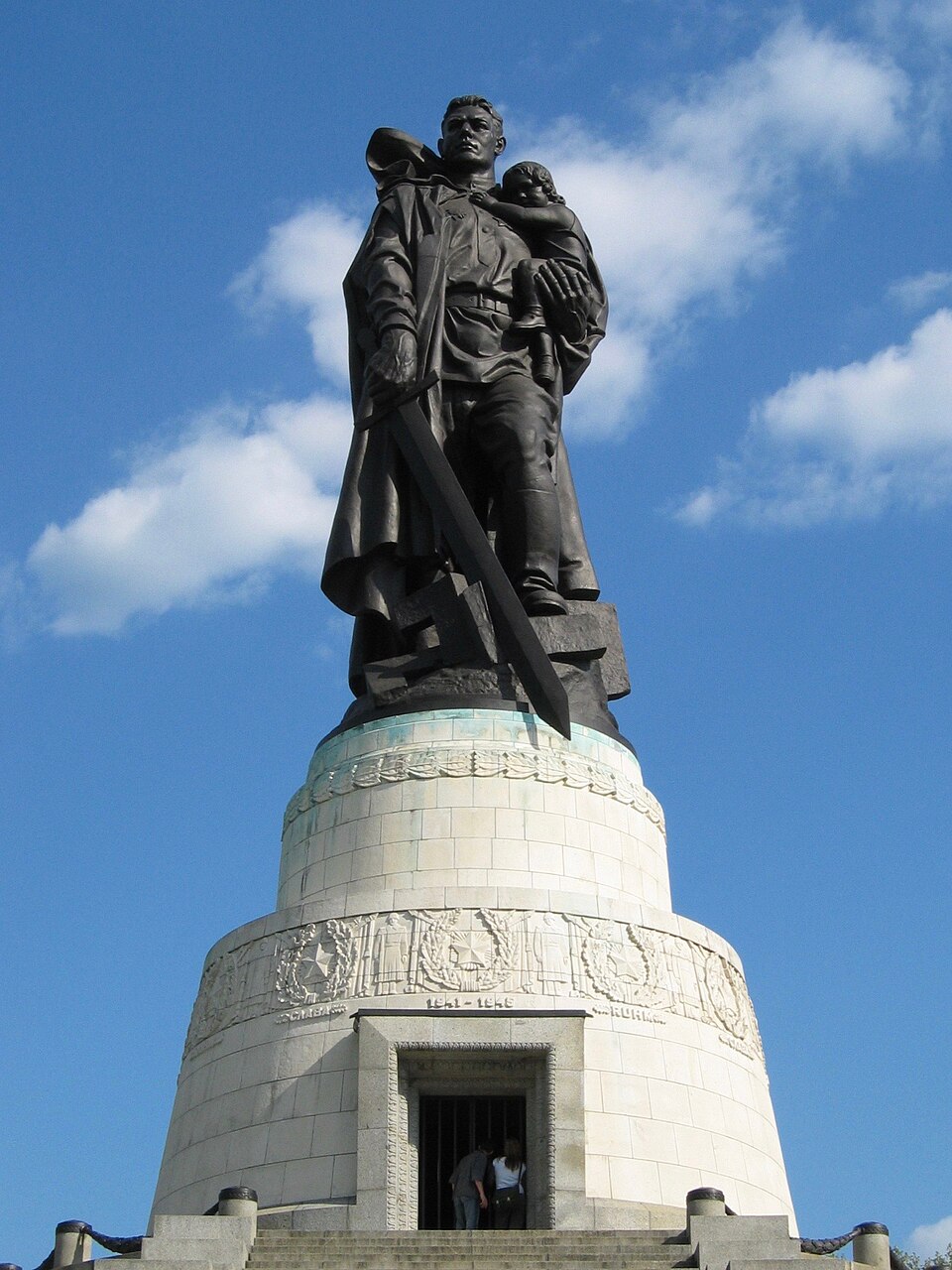 A photograph of Soviet War Memorial
