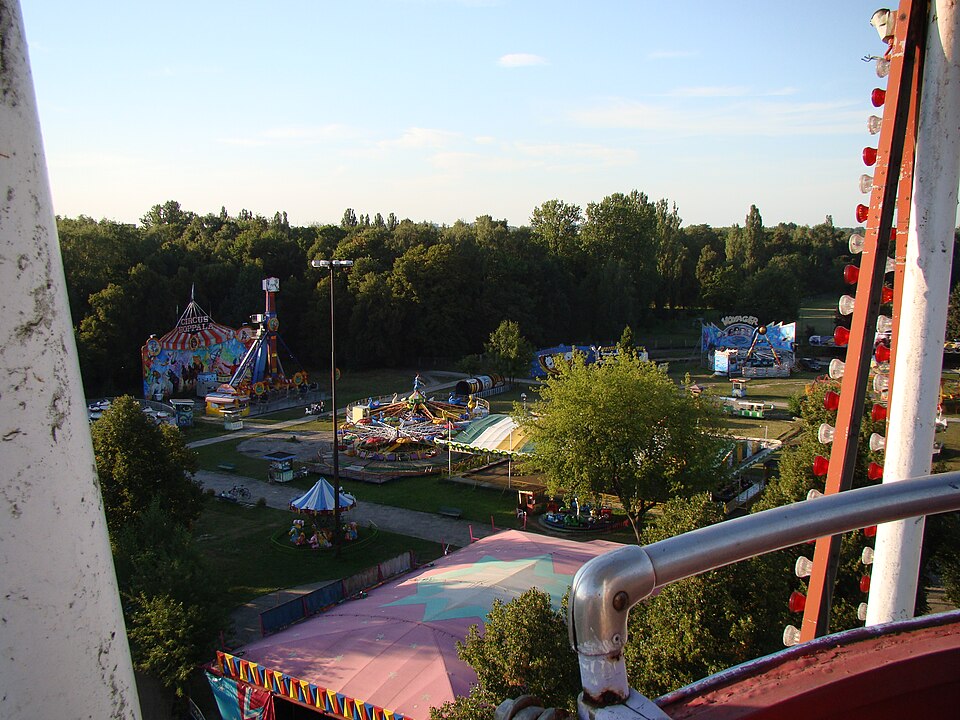 A photograph of Lunapark
