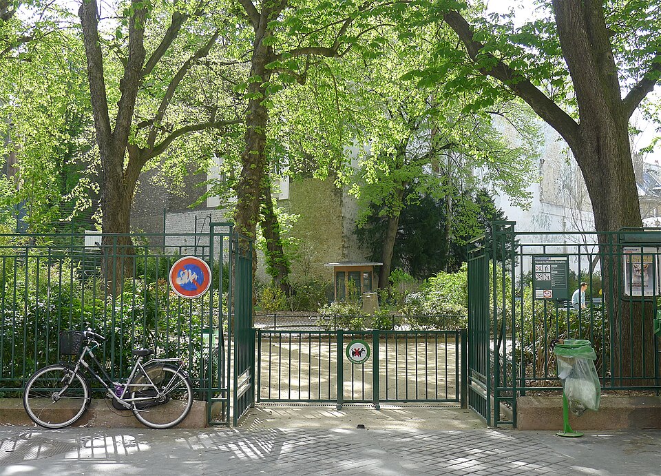 A photograph of square des Missions-Étrangères