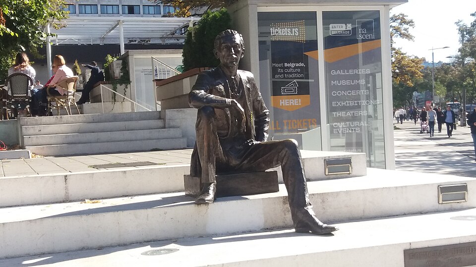 A photograph of Spomenik Borislavu Pekiću u Beogradu